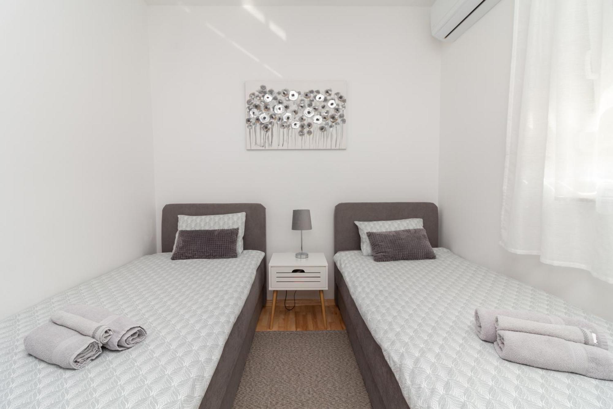 Modern And Spacious Apartment Helena Near The Beach Privlaka  Exterior foto
